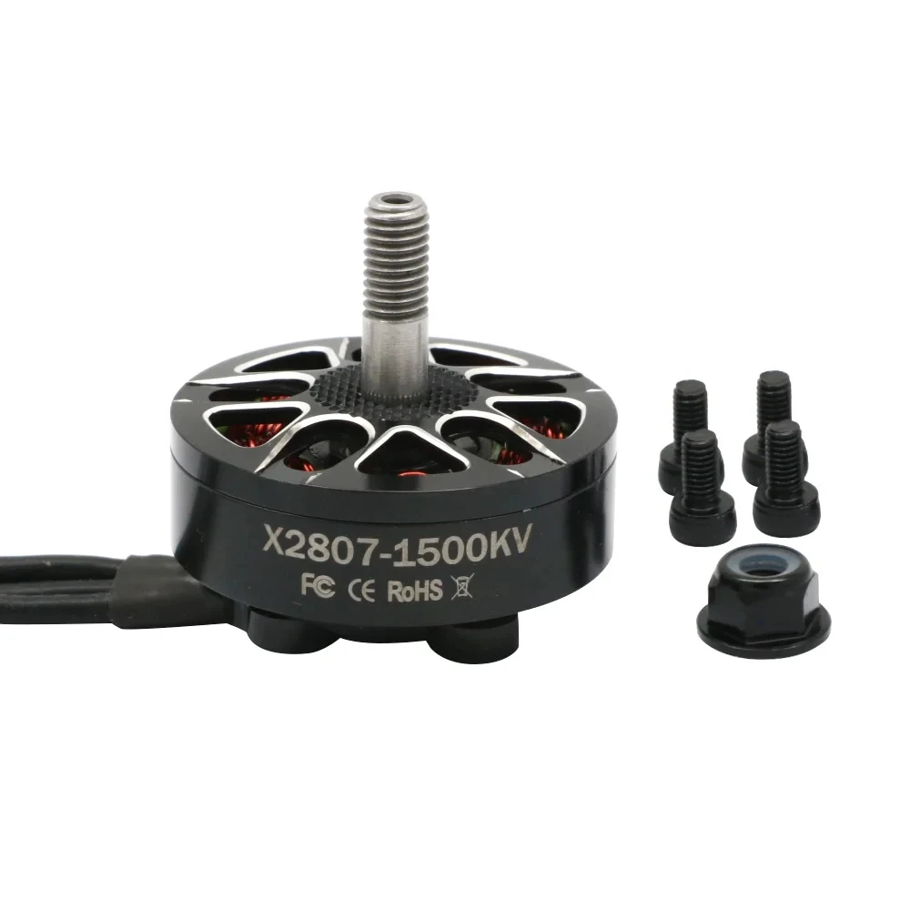Gros plan sur le dissipateur thermique et le système de fixation du moteur Brushless 2807