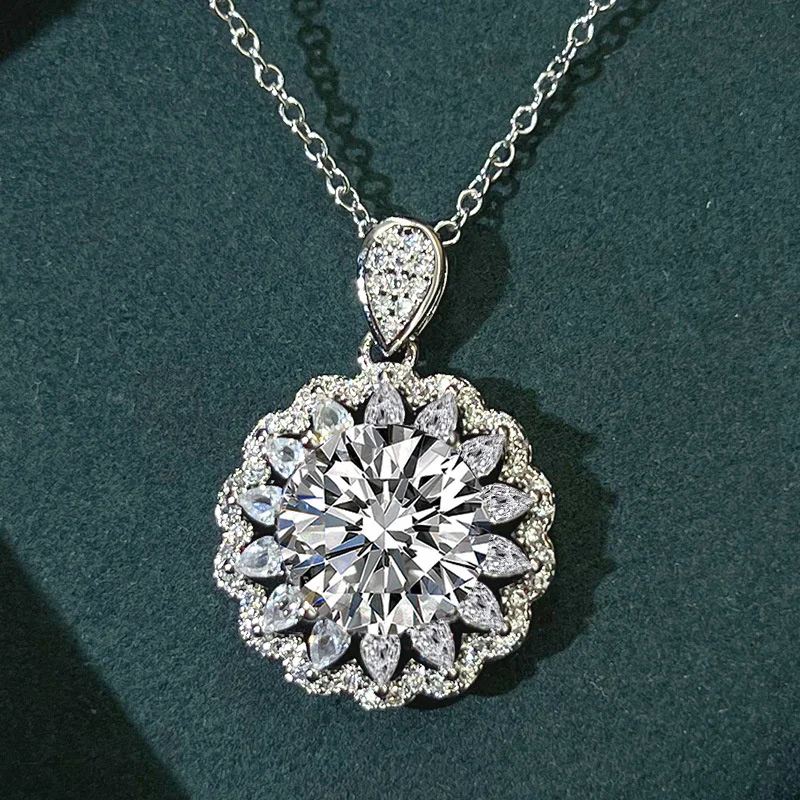 

Light Luxury Sunflower Inlaid Zircon Necklace Flower Zircon Pendant Metal Collarbone Chain for Women Fashion Jewelry Accessories