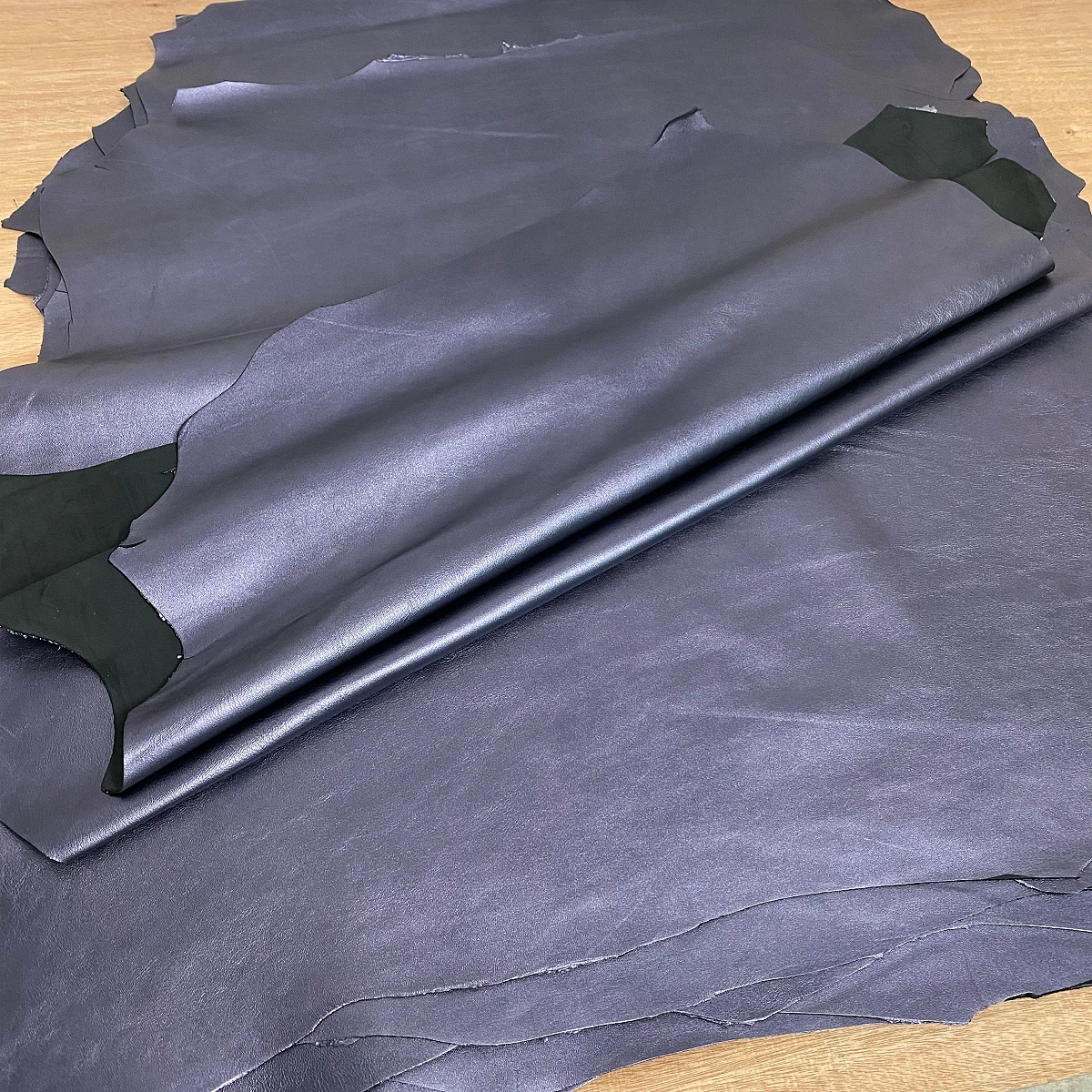 1개의 고품질 짙은 파란색 금박 첫 번째 레이어 양가죽, 촉감이 부드러움, 약 1.0mm 두께, DIY 공예에 적합