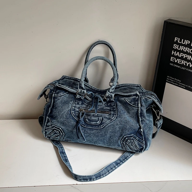 Scopri questa borsa a tracolla in denim da donna chic. Con un design di ispirazione vintage, è casual quotidiano alla moda e versatile - immagine 2