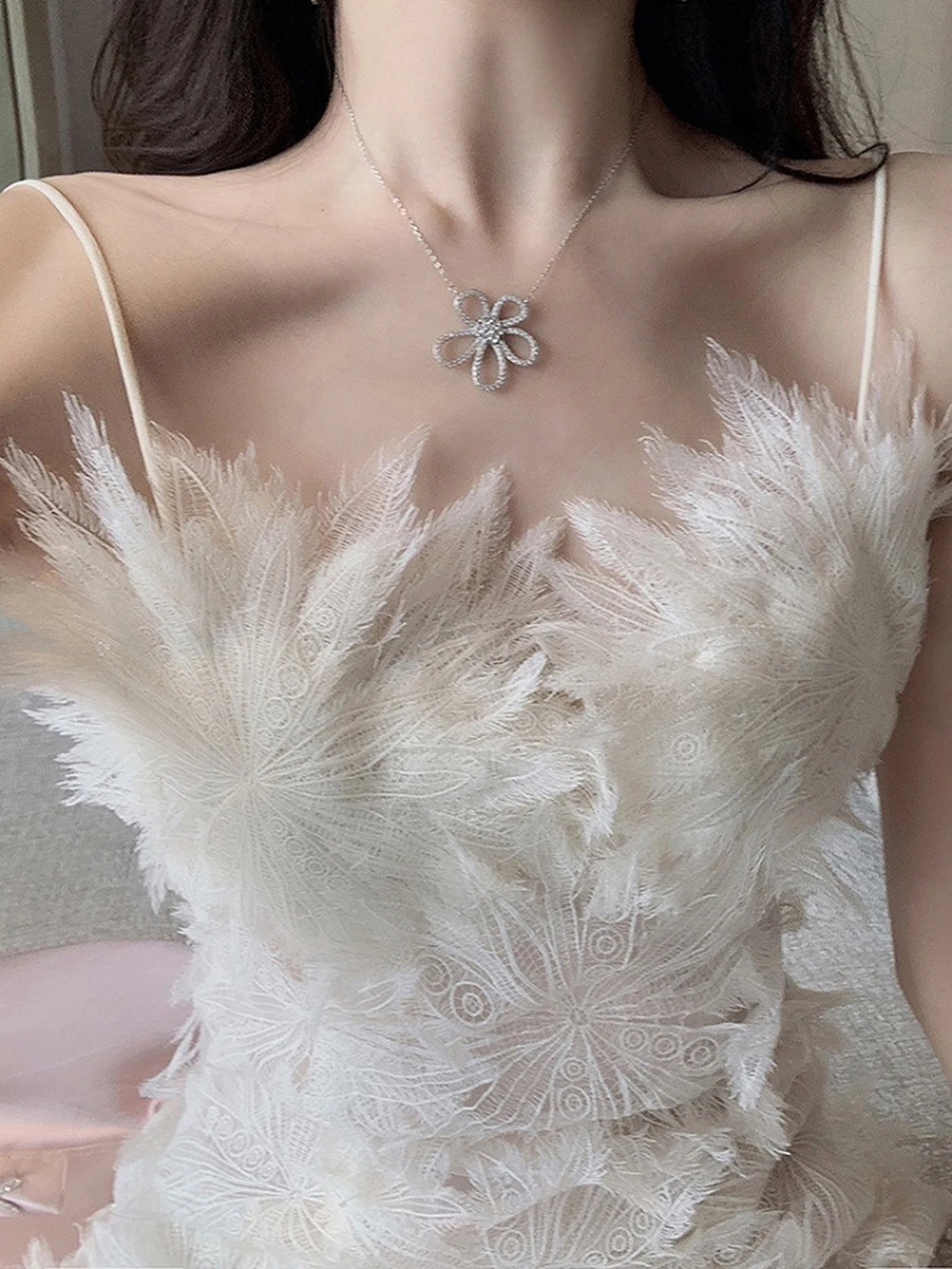 

2023 Summer New White Fashion Women Sexy Spaghetti Strap Sleeveless Feathers Lace Slim Party Elegant Mini Dress