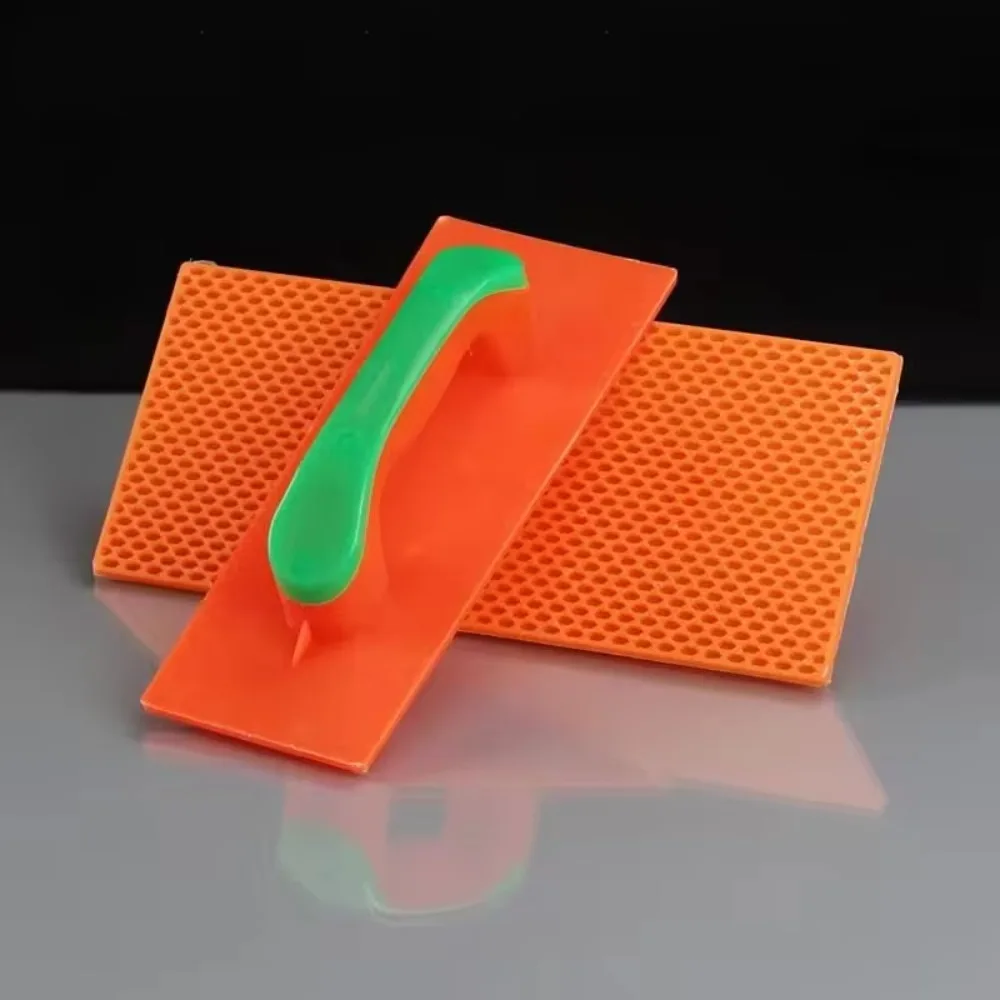 Truelle de lissage professionnelle en action, lissant du plâtre sur un mur avec une planche de plâtrage plastique