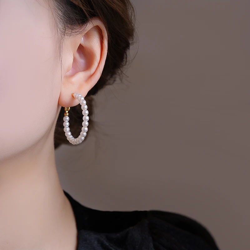 Goldfarbene Perlen, Imitationsperle, kreisförmige Creolen, ein vielseitiges Ohr-Accessoire für Damen-Modeschmuck im Jahr 2025, junges Mädchen – Detail 6