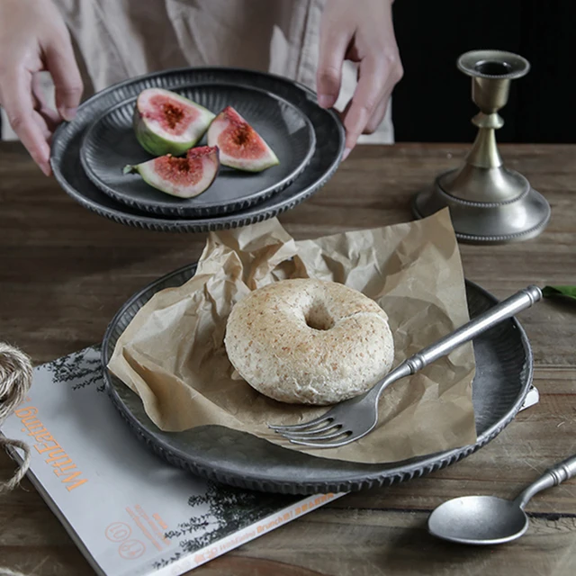 내구성 있는 철재와 레트로 스타일의 매력이 어우러진 다목적 트레이