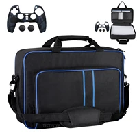 Sac de voyage noir pour PlayStation 5 avec des accents bleus, présentant une organisation pratique pour les accessoires, y compris une coque de manette camouflage et des protections de joystick.