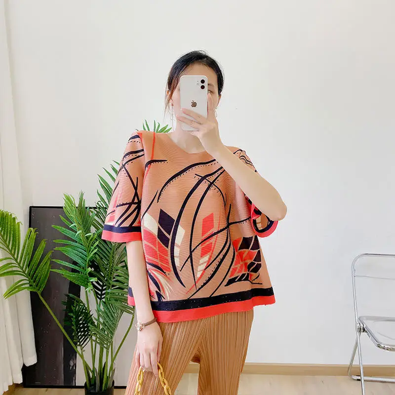 

Pleated top 2022 printed top with round neck and half sleeves top