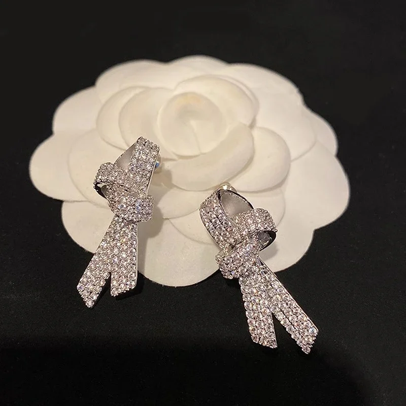 

Женские серьги-гвоздики в форме банта