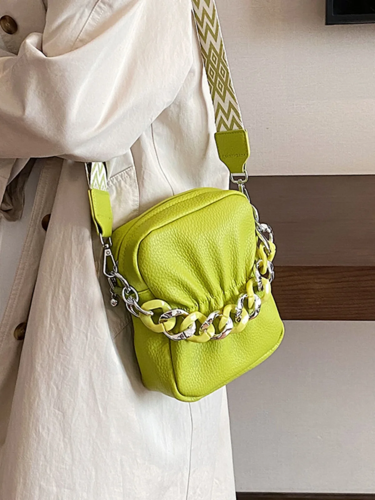 

Niche design bag women 2023 new fashion wide shoulder strap Messenger bag small square bag