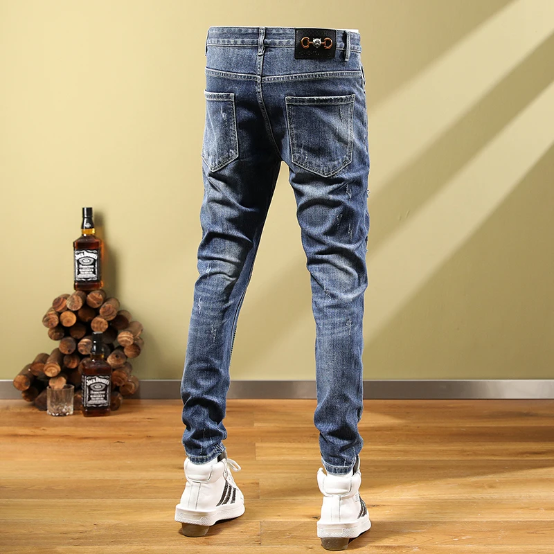 Рисунок 3 - Уличные модные мужские джинсы в