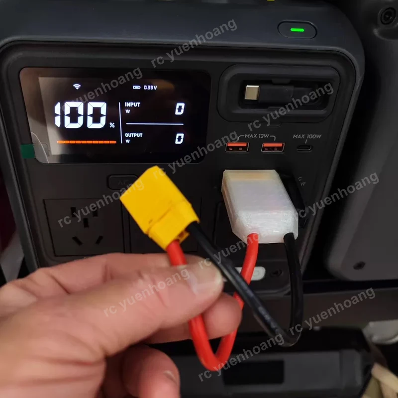 Câble de charge XT60 vers SDC 400W pour batterie externe DJI Power 1000, connecté à une batterie DJI Power 1000 en arrière-plan.
