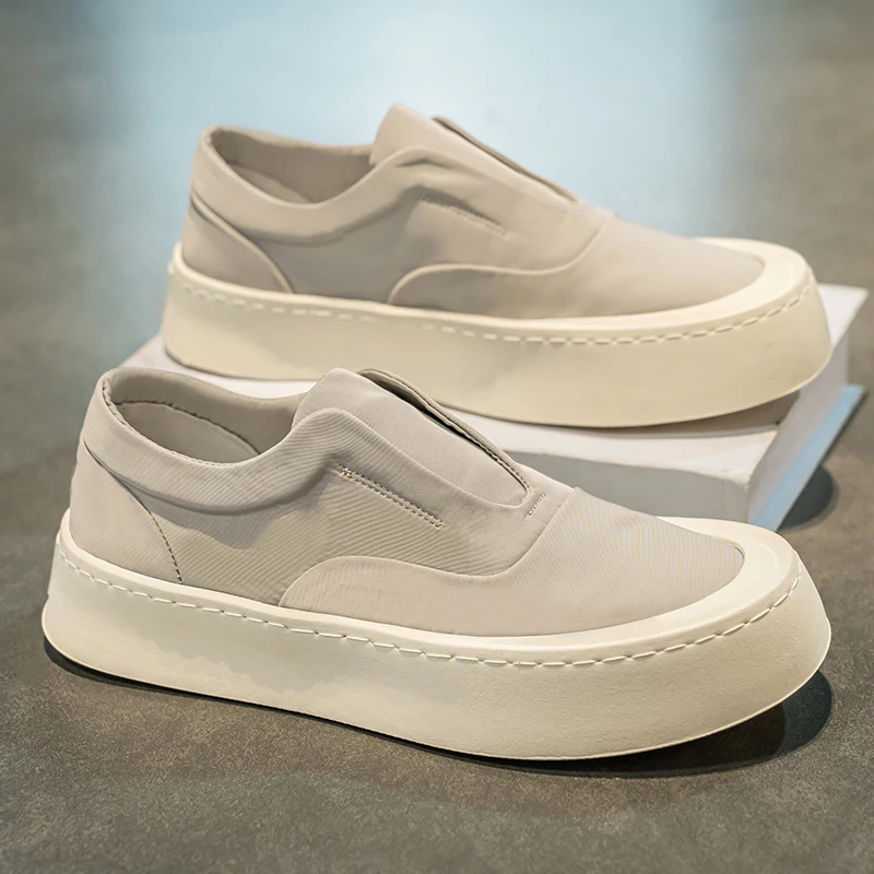 Spring and summer men's shoes are breathable, casual, versatile, lightweight, convenient, and easy to wear with just one foot 1