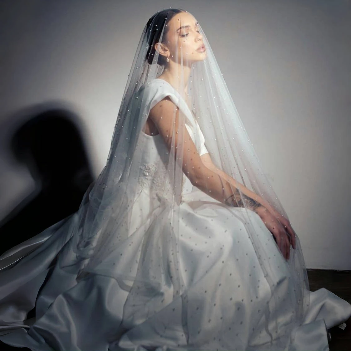 Bridal veil Classic bridal wedding veil 2T long bridal veil with comb Muslim white off-white pearl with covering blusher V02