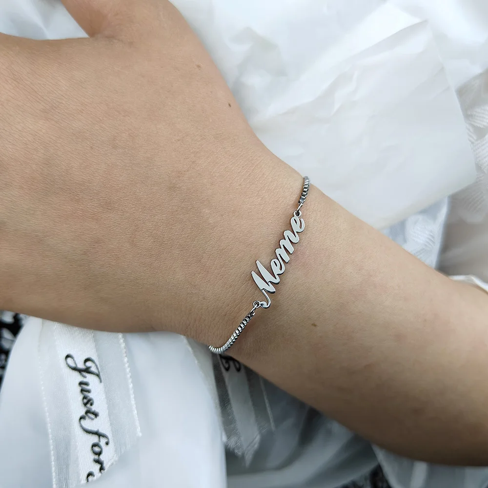 Рисунок 4 - Женские браслеты из серебристой металлической цепи