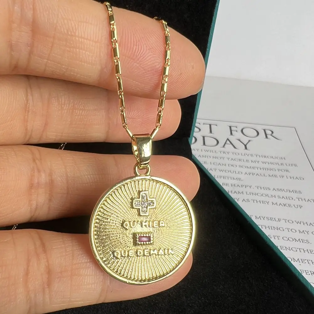 Detalhe da peça colar amor em francês com medalha dourada