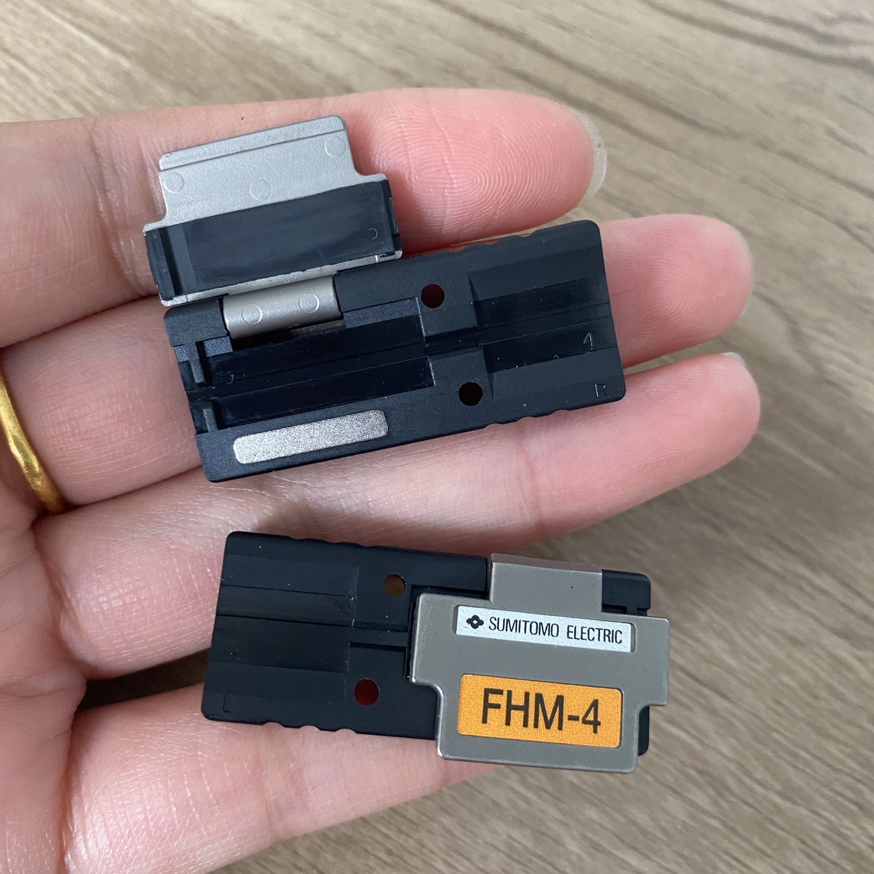 Original Sumitomo FHM-4 Optical Fiber Fusion Splicer Bracket FTTH Fusion Splicer Ribbon Clamp 4-core Optical Fiber Clamp