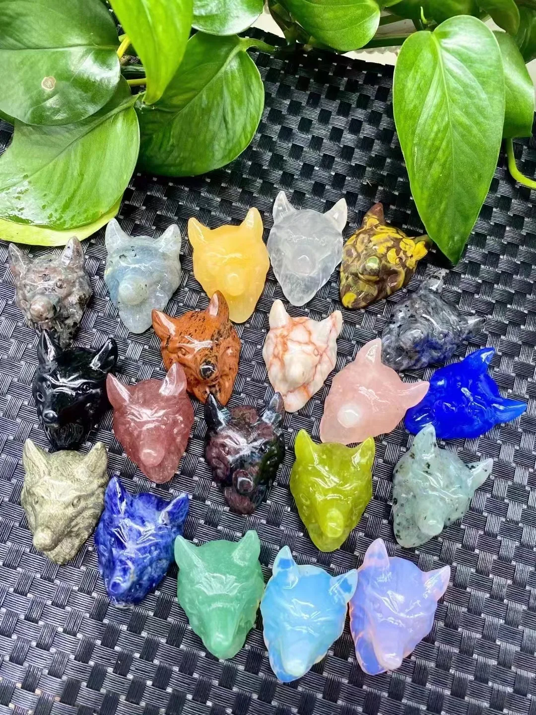 

natural crystal carvings wolf heads 5pcs/bag random natural material about 4cm so cute carving