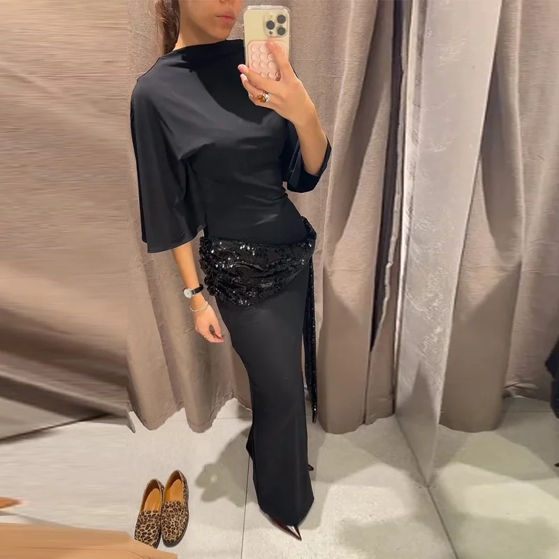 فستان بني طويل بتصميم ترتر وياقة هالتر