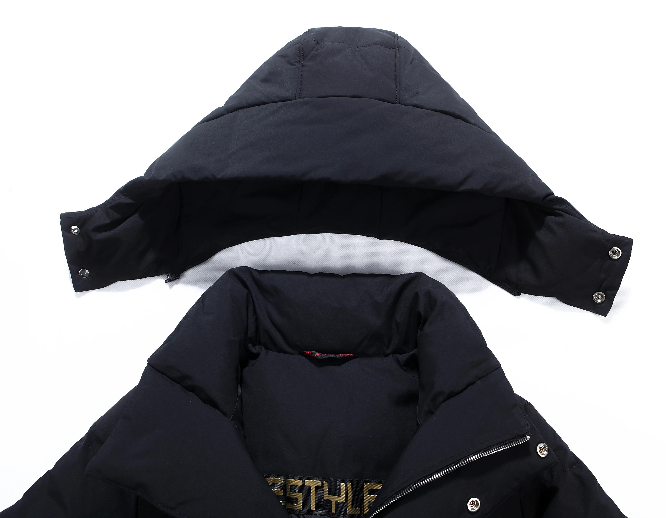 Рисунок 5 - Мужские и женские брендовые красные длинные пуховики