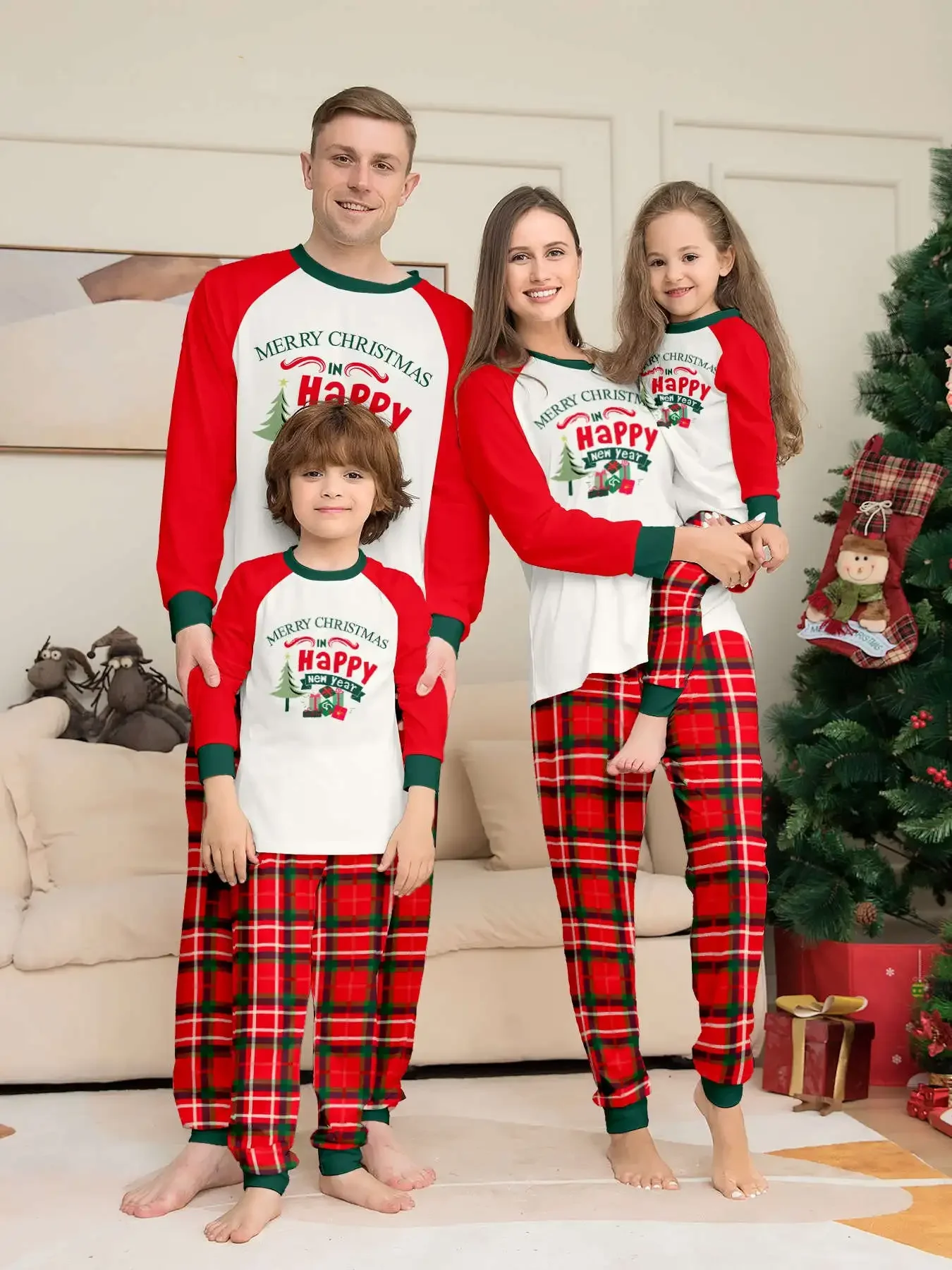 thumbnail image 1 of Conjunto de pijama navideño de invierno a juego con estampado a cuadros para madre, padre e hijos, traje de 2 piezas, ropa de dormir para bebé y perro, aspecto familiar navideño, 1 of 5