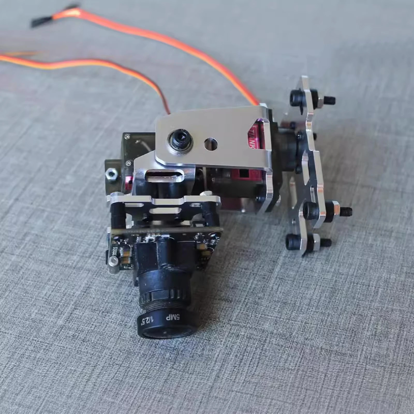 Gimbal FPV 2 axes RC installé sur un drone FPV avec câblage visible