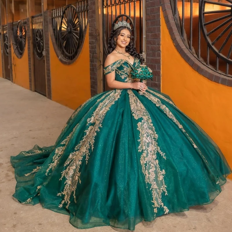 

Emerald Green Quinceanera Dresses For 16 Girl Off the Shoulder Gold Appliques Lace Beads Tull Princess Ball Gowns Birthday Prom