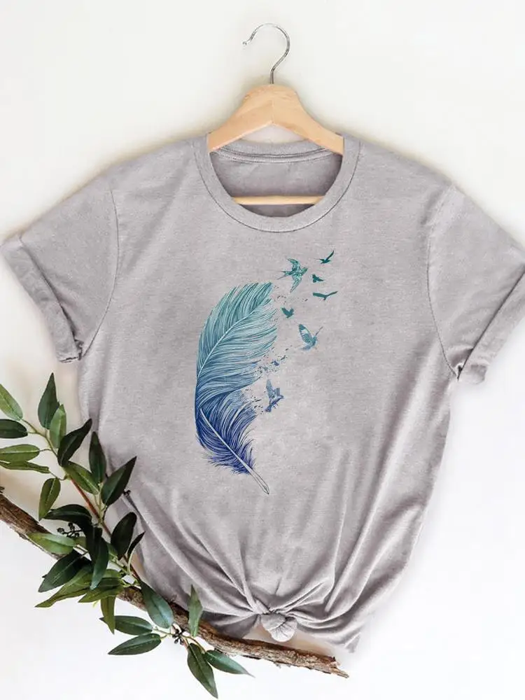 

Футболка женская с коротким рукавом и графическим принтом, модная повседневная Милая трендовая одежда с перьями, футболка с принтом