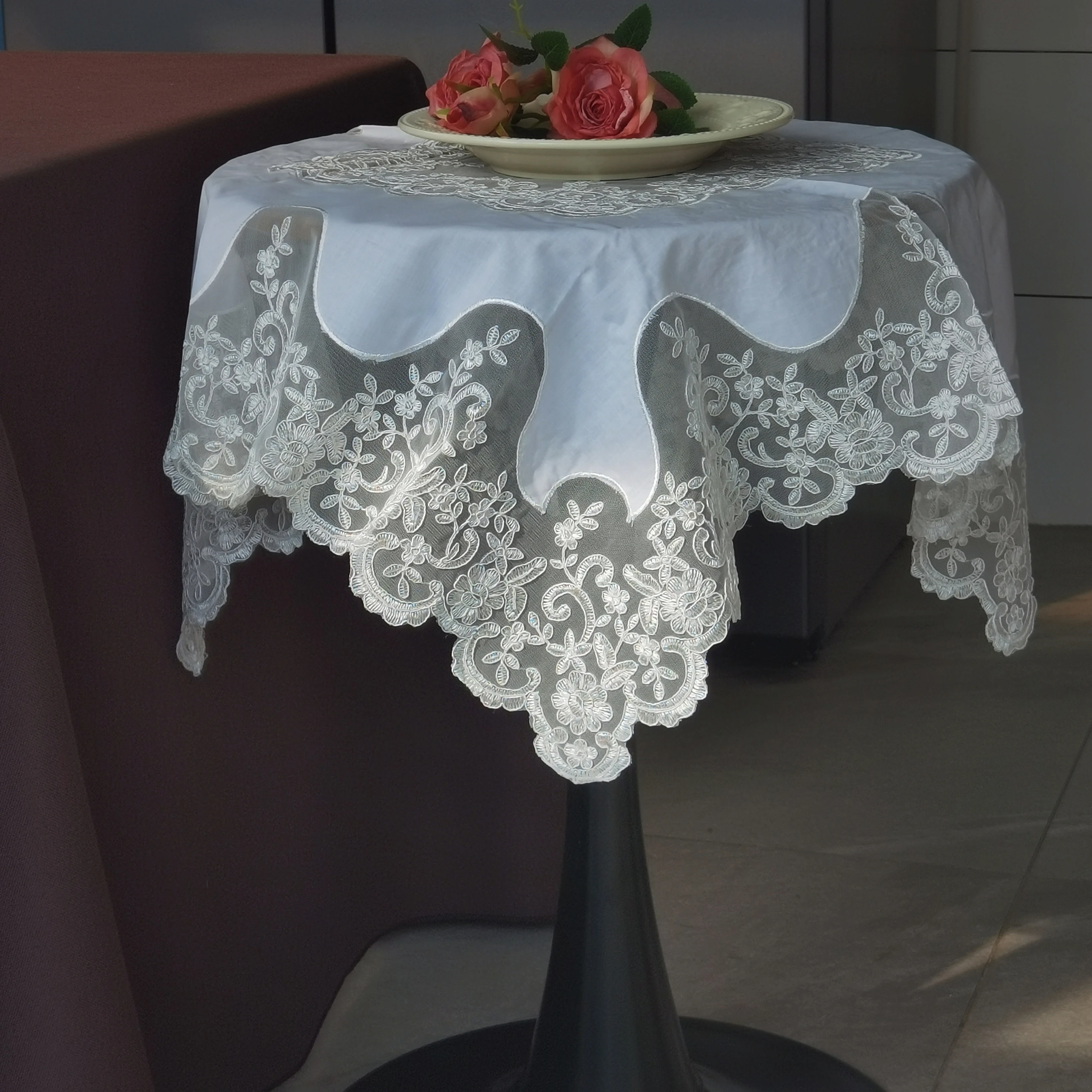 Nappe blanche élégante dentelle brodée pour table ronde