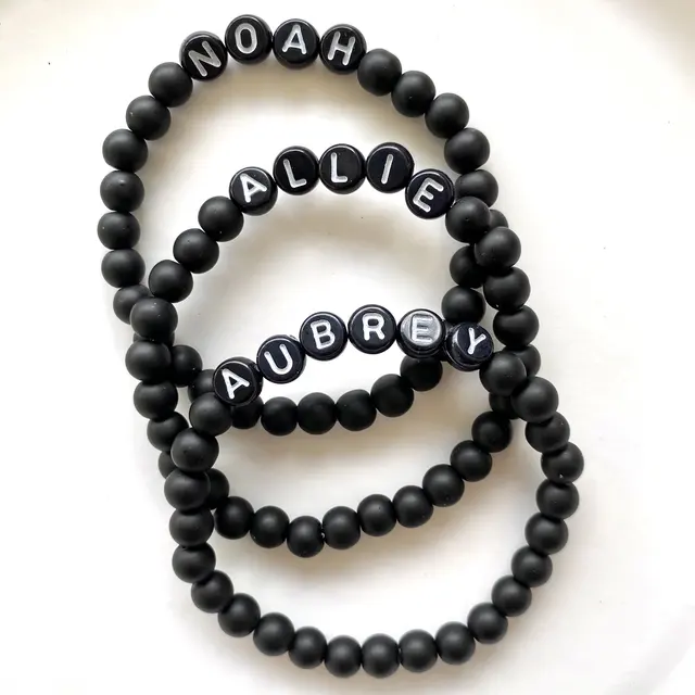 Bracelet de nom de perle noire mate, bracelet extensible de perles noires avec nom, perles de lettre noire, 1 pièce