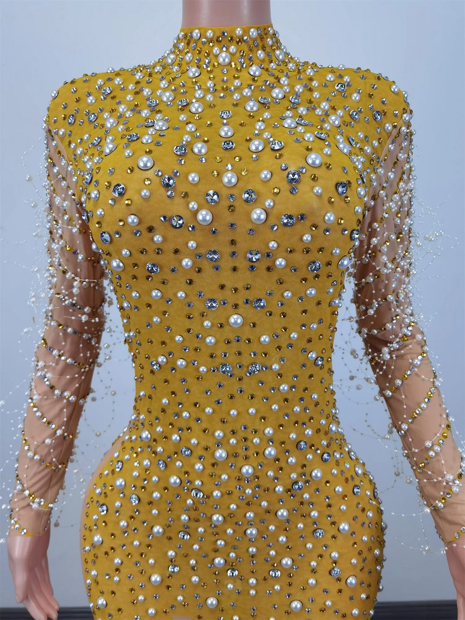 Рисунок 5 - Желтое женское платье с длинным шлейфом