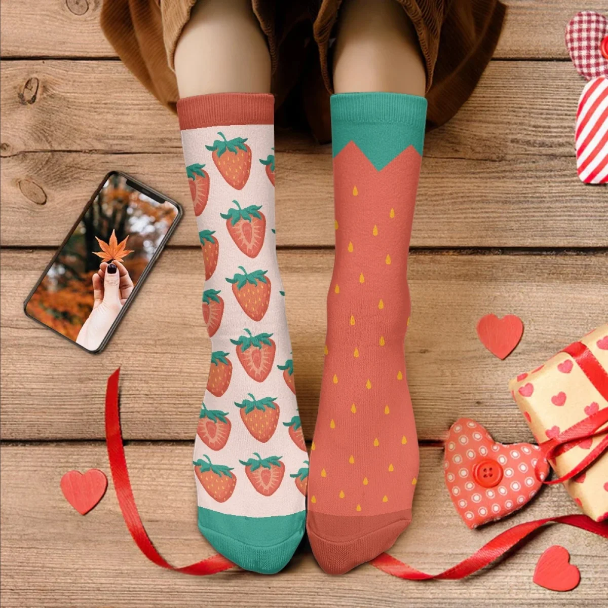 

Red and Green Color Cartoon Strawberry Pattern Sockings Brand Design Breathable Sweat Absorption Woman Dirt Resistant Home Socks