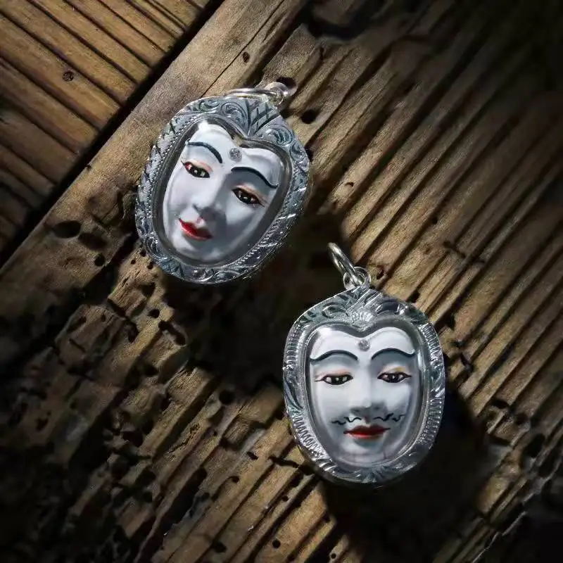 Vintage White Face Pendant Personalized Creative Fashion Pendant Unisex Long Sweater Chain Banquet Jewelry Accessories