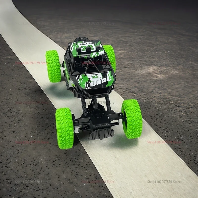 Voiture télécommandée tout-terrain avec lumières LED effectuant un saut au-dessus d'une bosse dans un jardin.