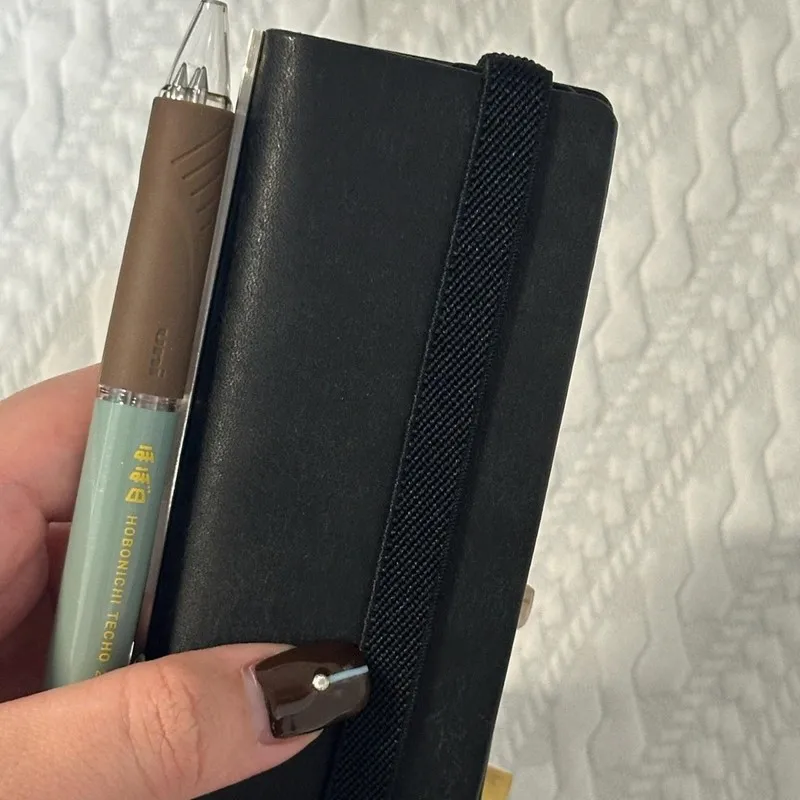 Mini taccuino nero con pagine interne vuote e uso in morbida pelle come design portatile di un libro tascabile adatto per tutti i studenti - immagine 4