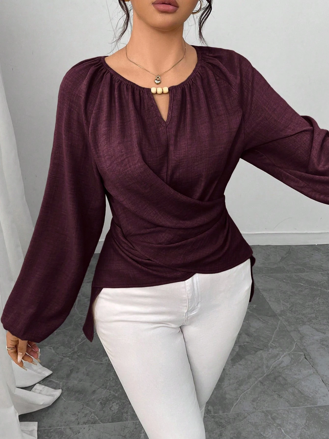 Chemisier portefeuille bordeaux pour femme avec col à perles en bois, manches longues lanternes, taille froncée, lien au dos et ourlet asymétrique – Élégant pour le bureau ou décontracté