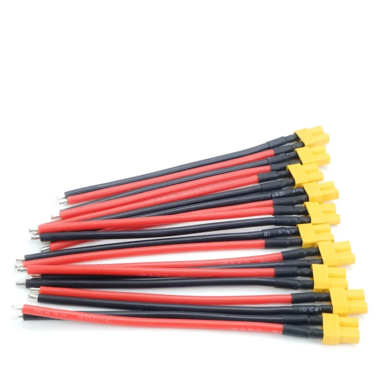 Lot de 10 connecteurs XT30 mâles et femelles disposés en rang, pour drone FPV.