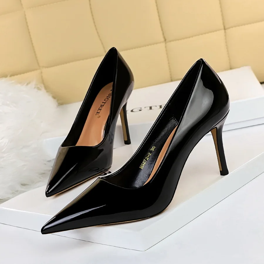 thumbnail image 1 of Zapatos de tacón alto profesionales, delgados y sexys, con punta puntiaguda y boca baja de cuero lacado brillante estilo mujer, 1 of 5