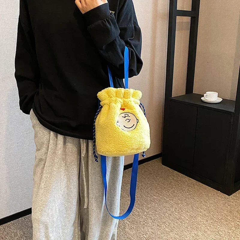 MINISO 디즈니 시리즈 스누피 드로스트링 버킷 백: 귀여움과 실용성의 완벽한 조화