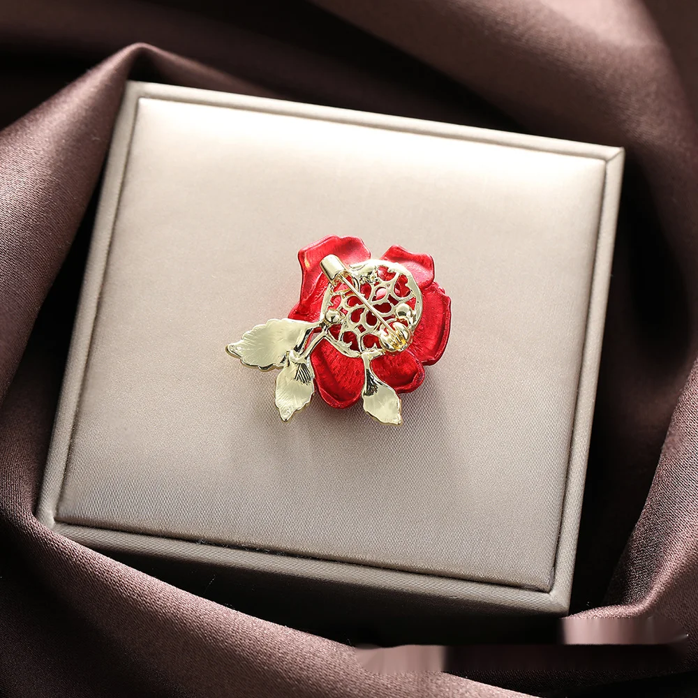 Neue Legierung Diamant besetzte Brosche mit High-End-Rose Mode Anzug Dekoration Weihnachtsgeschenk Brust Blume_voghion.com