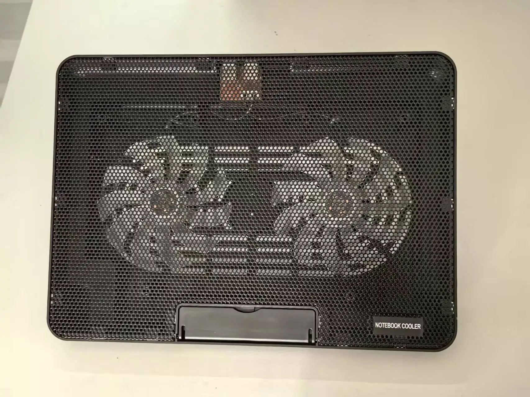 휴대용 노트북 냉각 패드 1개(방열판 포함), 대형 무소음 팬 2개, 금속 패널, USB 전원 공급 장치, LED b 포함