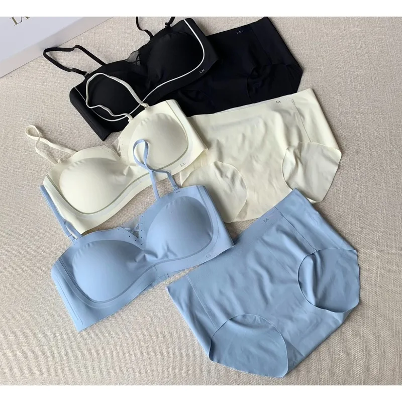 La Light Luxury New Product Lace Splice Smooth Face Feel Skincare Nude Feel No Steel Ring Bra Set for Women