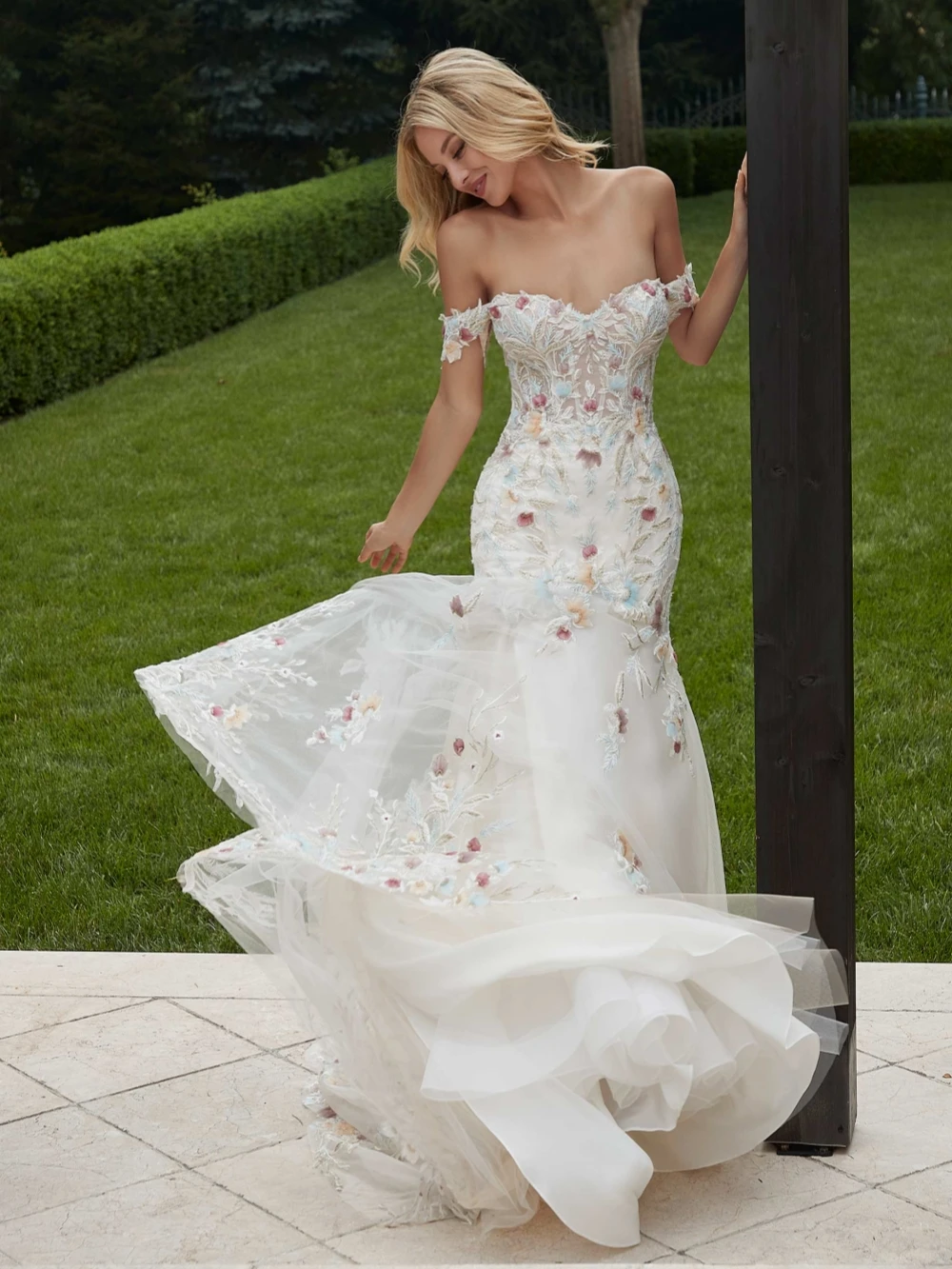 Elegant Strapless 3D Floral Mermaid Wedding Dresses Lace Applique Bridal Gowns Elegant Strapless 3D Floral Mermaid Wedding Dresses Lace Applique Bridal Gowns
