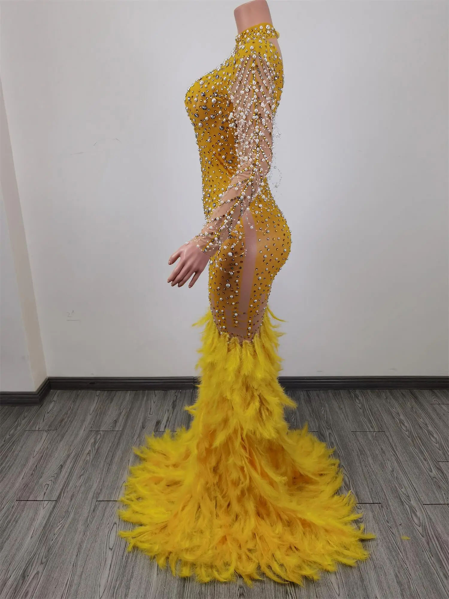 Рисунок 2 - Желтое женское платье с длинным шлейфом