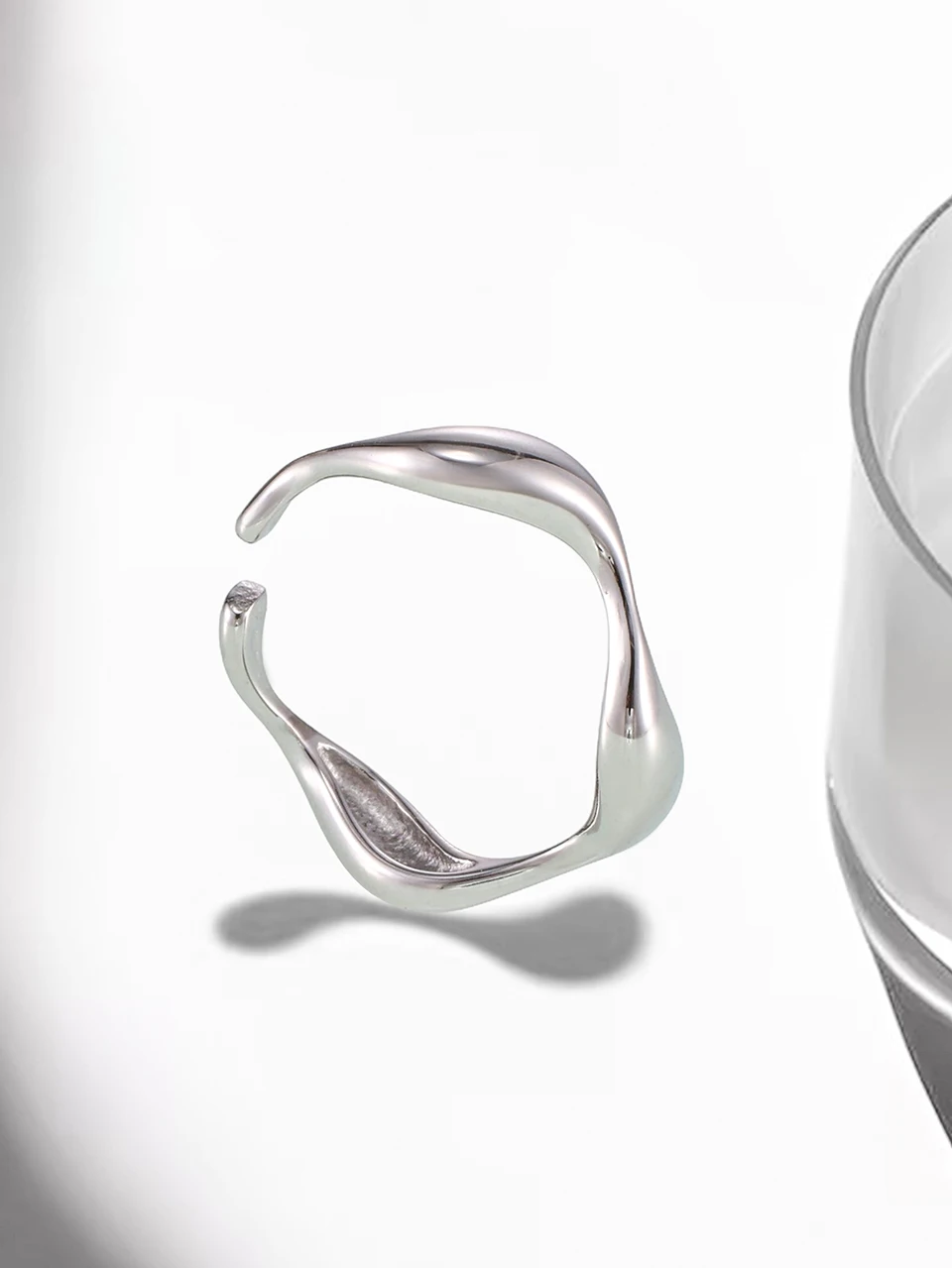 Unregelmäßige Wellenform, einfache Ringe aus Edelstahl für Frauen, 18 Karat vergoldet, wasserdicht, minimalistischer, ästhetischer, offener Ring für Damen – Detail 6