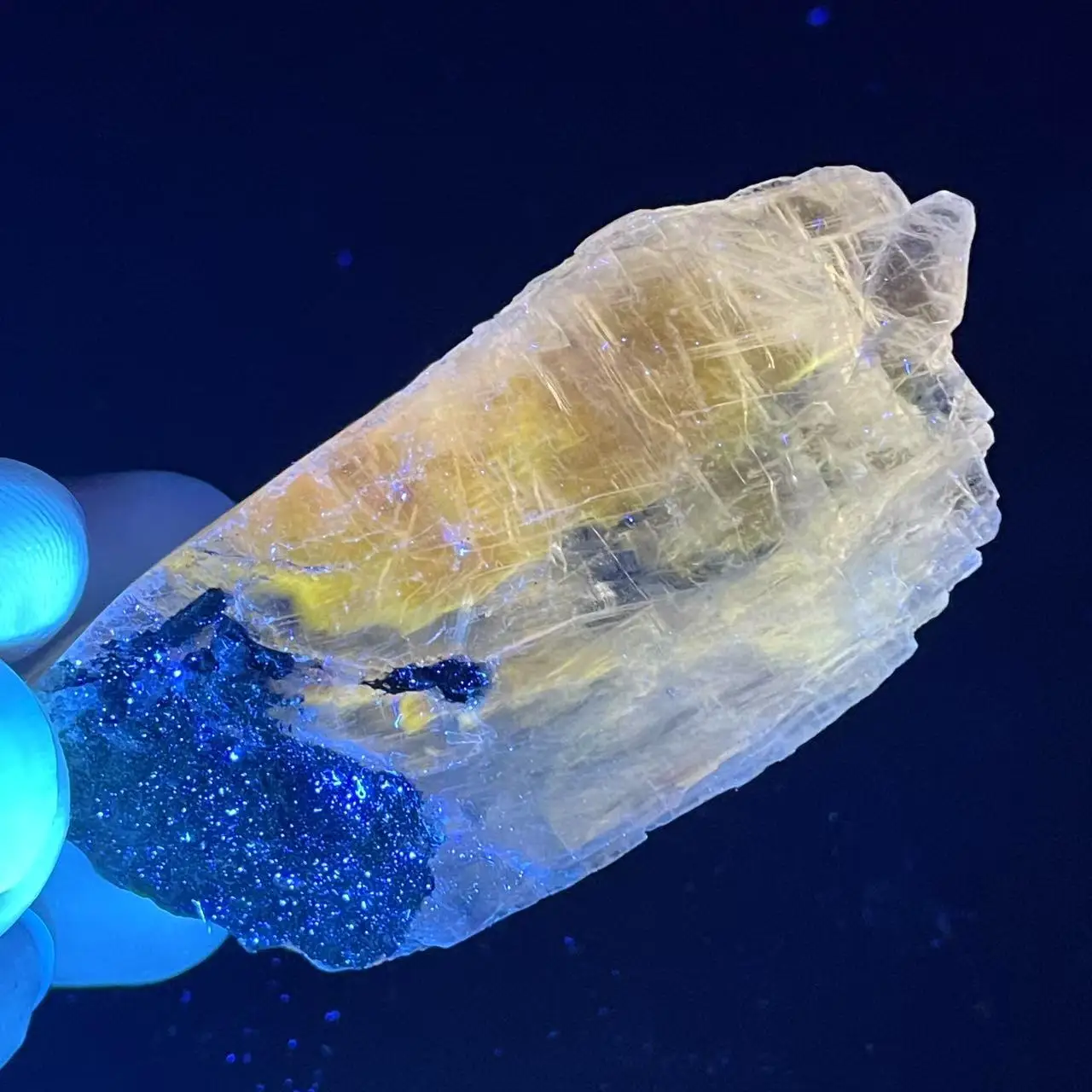 ザンビア産の新しい 100% 天然セレナイト黄色蛍光鉱物標本、原石、家の