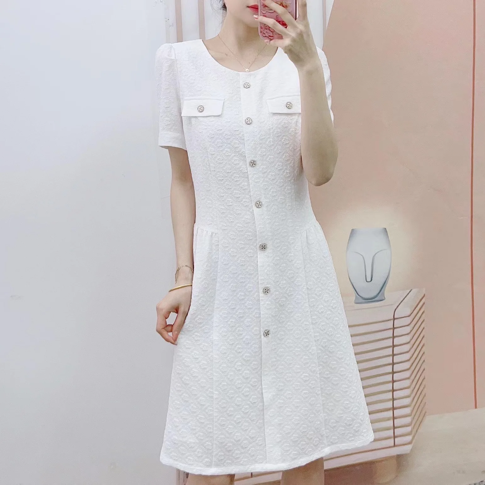 

In the summer of 2024, the brand counter will have a new Hanpai fashion temperament, sweet jacquard fragrance midi dress