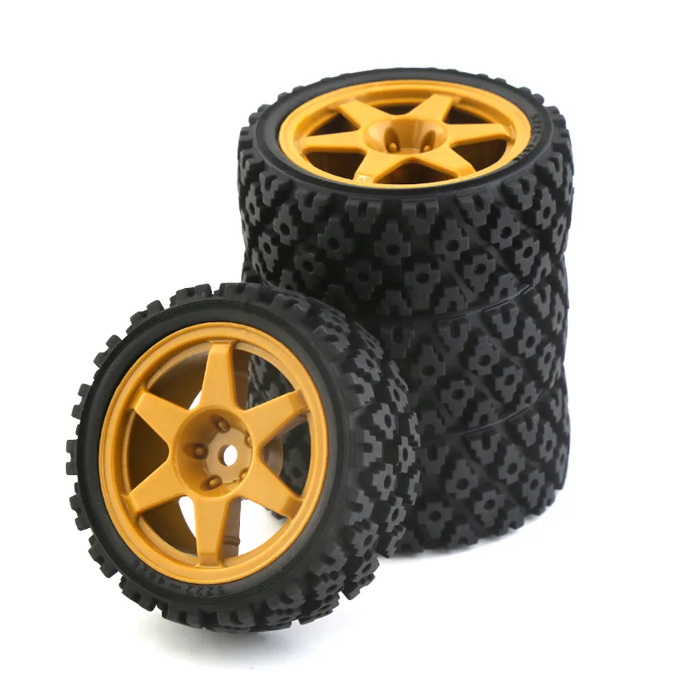 Pneus de rallye RC 1/10 posés sur une surface de course, prêts à l'emploi.