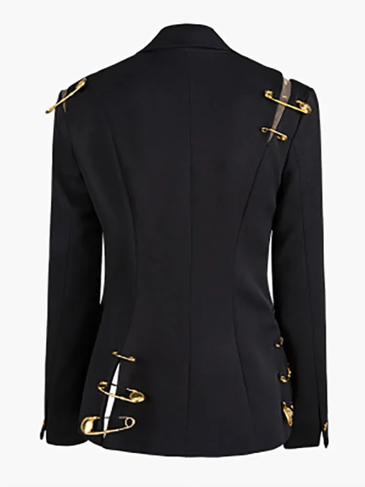 Рисунок 3 - Женский блейзер с отложным воротником