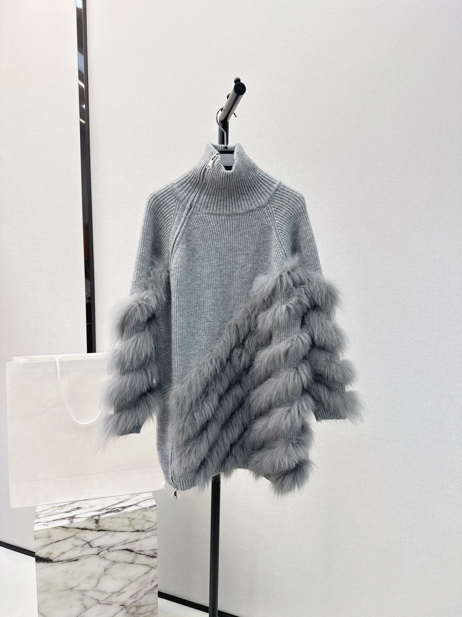 

2024 Spring New Women's Wear Solid Color Stitching Fox Fur Wool Turtleneck Sweater 0112