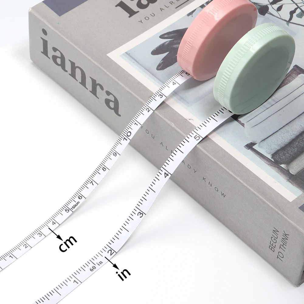 Metro da Sarto 2 in 1 150cm – Nastro di Misurazione in cm e pollici – Metro Flessibile con Scatola Porta Metro per Cucito, Fai da Te e Uso Professionale Metro da Sarto 2 in 1 150cm – Nastro di Misurazione in cm e pollici – Metro Flessibile con Scatola Porta Metro per Cucito, Fai da Te e Uso Professionale