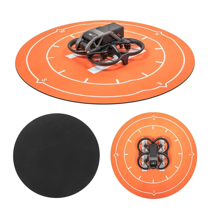 Drone DJI Mini 4 Pro stationné sur tapis d'atterrissage 50cm, protection souple en caoutchouc.